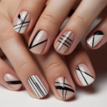 tendencias de uñas con diseños geométricos modernos