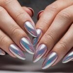 Manos con uñas con efecto holográfico brillante.