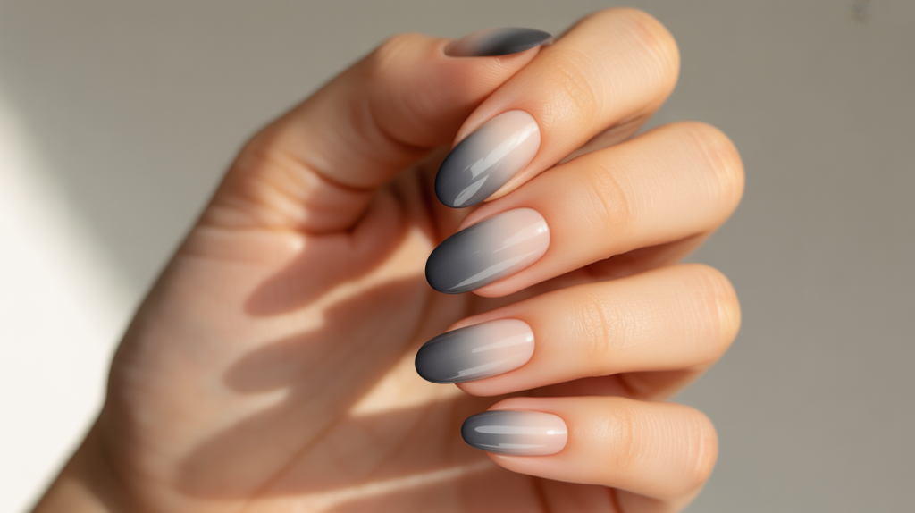 uñas gris degradado elegante moderno