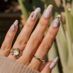 Uñas decoradas con diseño de efecto marmolado.