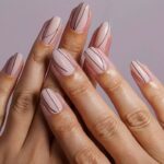 Uñas con diseños minimalistas en colores neutros.