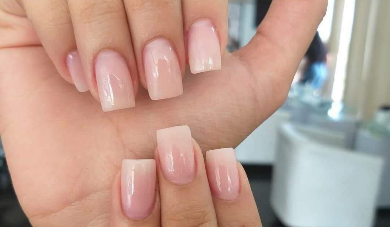 Cómo aplicar uñas postizas correctamente y que se vean naturales