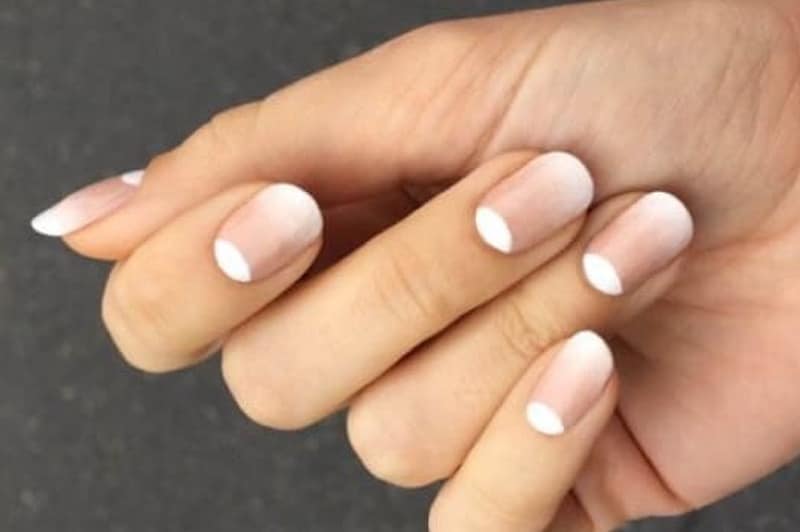 Cómo elaborar diseños de uñas francesas con esmalte de gel