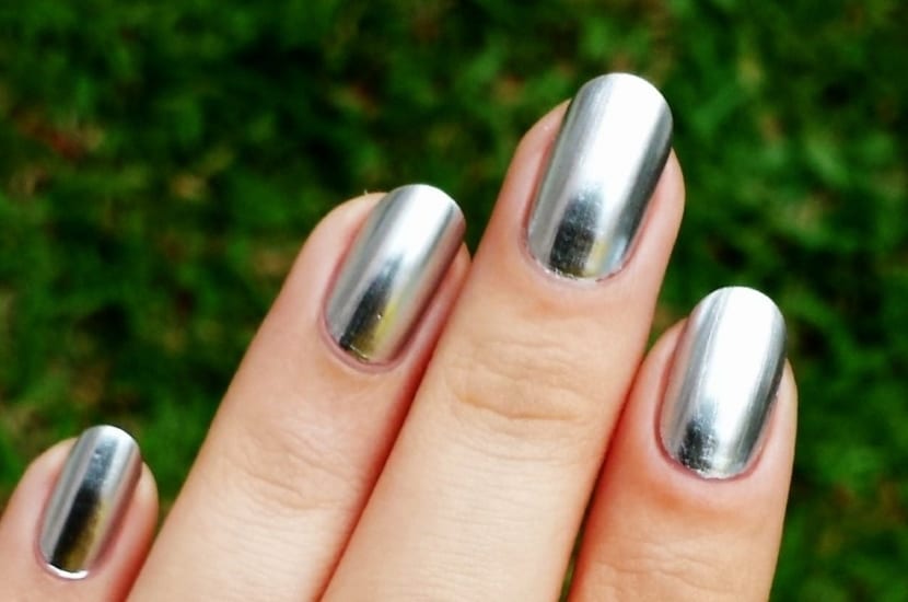 Cómo hacer efecto espejo en las uñas