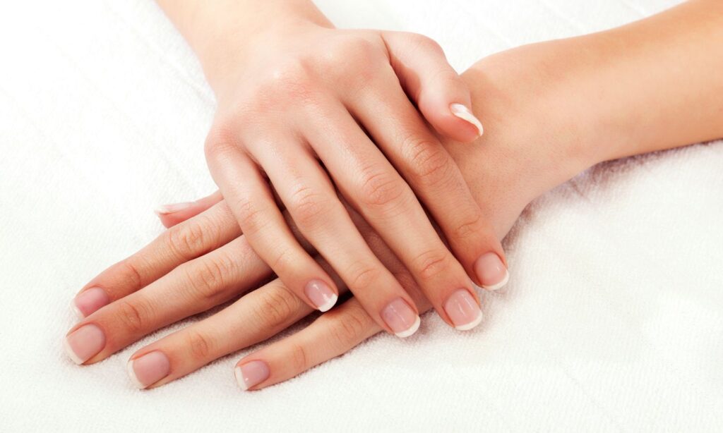 Cómo hacer una manicura francesa perfecta en casa