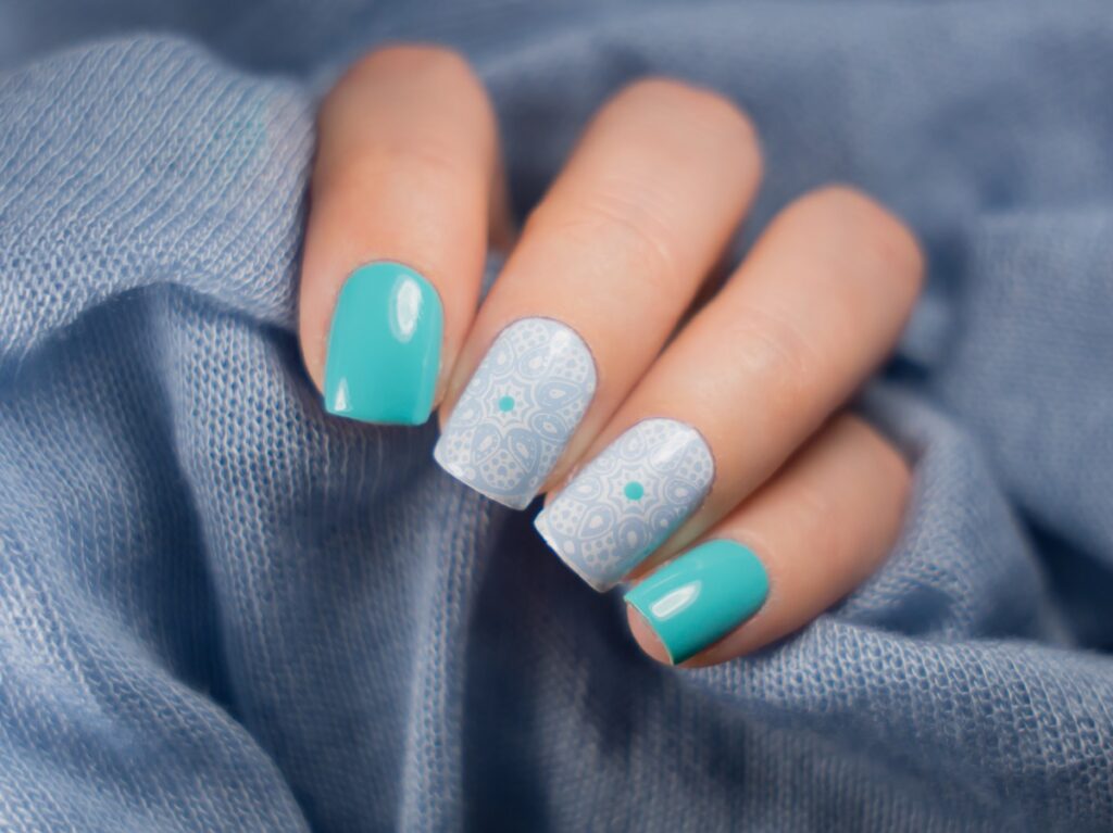 Cómo mantener tus uñas saludables mientras las dejas crecer