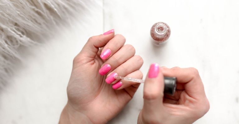 Cómo reparar una uña rota sin tener que cortarla