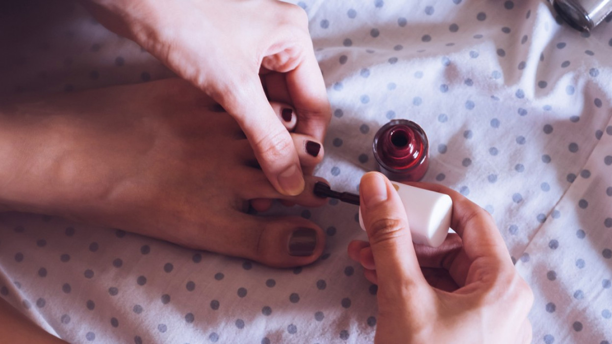 Consejos para evitar manchas de esmalte en la piel