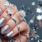 Decoración de uñas naturales con acabado mate: estilo y sofisticación