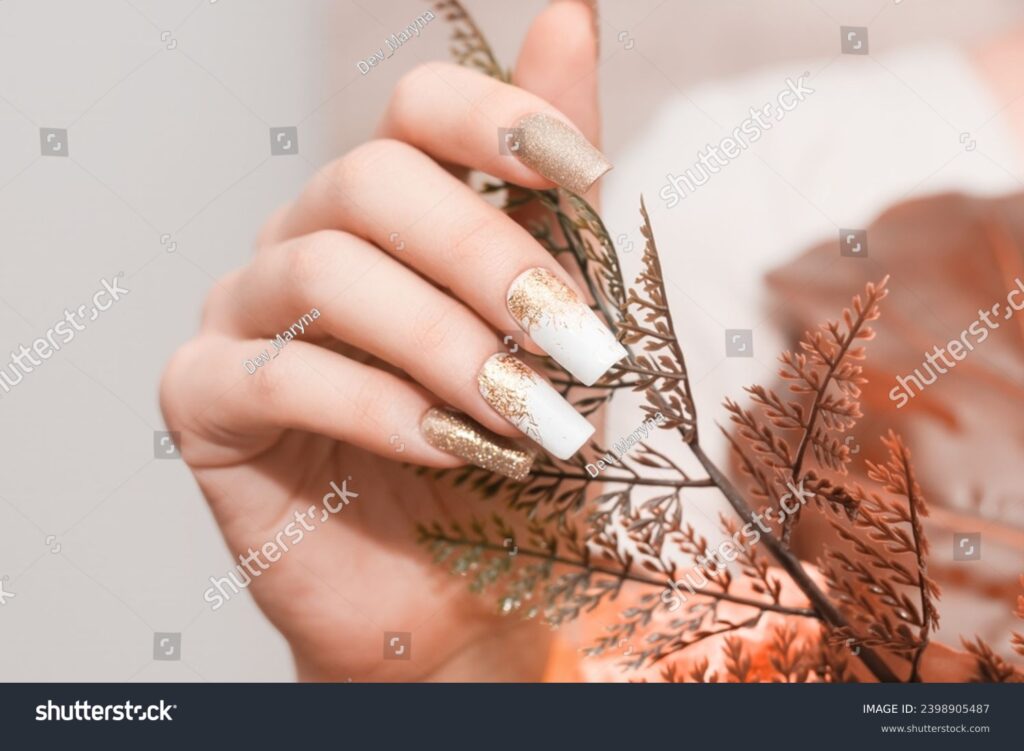 Decoración navideña en uñas acrílicas: diseños festivos y glamorosos