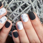 Diseño de uñas con motivos florales