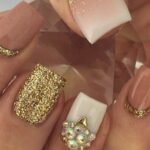 Diseños de uñas acrílicas con cristales y pedrería: lujo y elegancia en tus manos