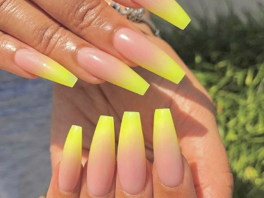 Diseños de uñas con cintas adhesivas: una técnica fácil y creativa