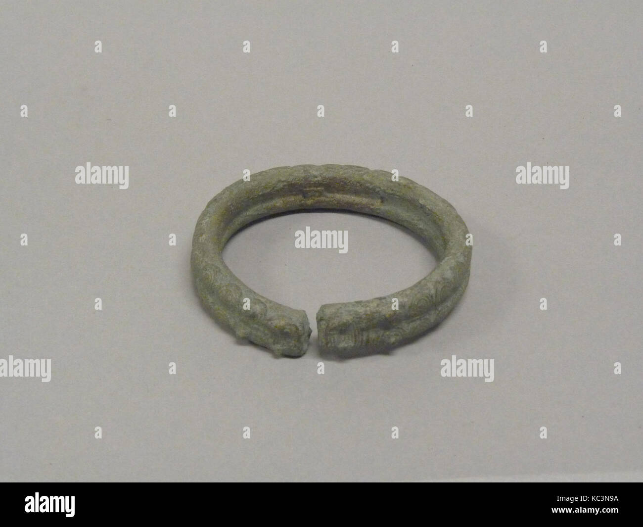 Diseños de uñas con efecto en círculos concéntricos: un aspecto hipnótico en tus manos