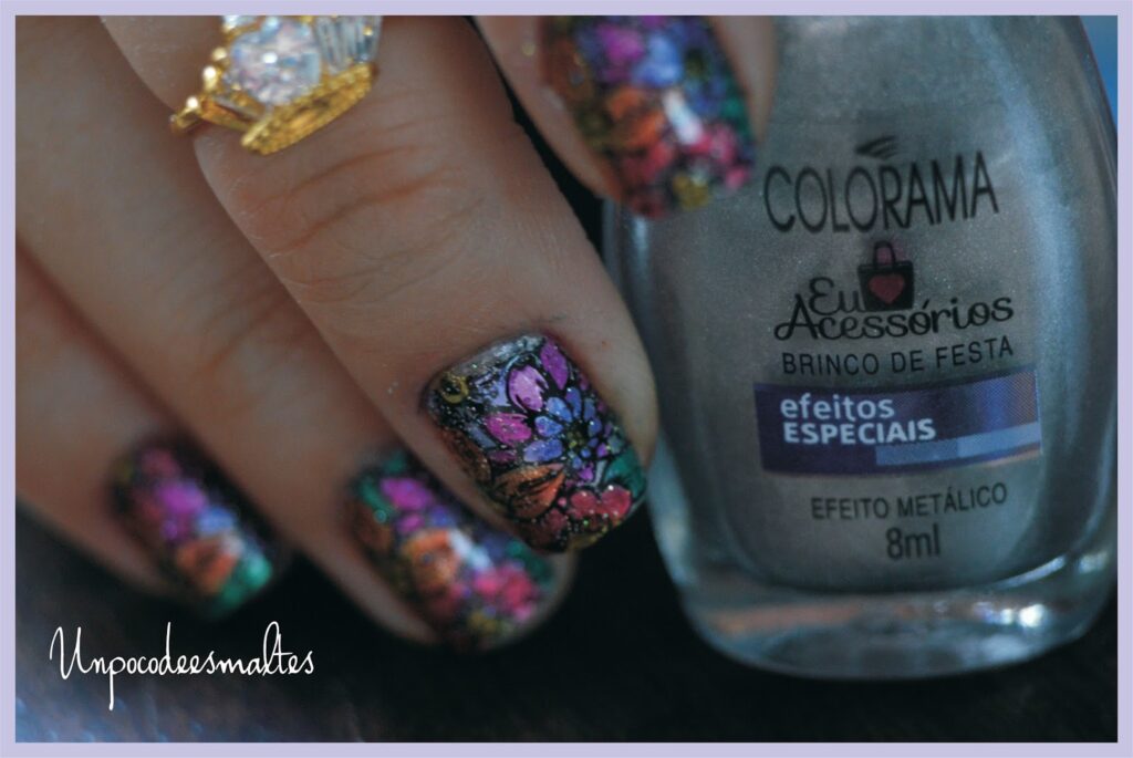 Diseños de uñas con efecto holográfico en tonos metálicos