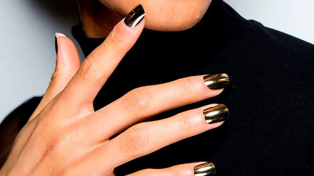 Diseños de uñas con efecto metálico: brillantez y elegancia