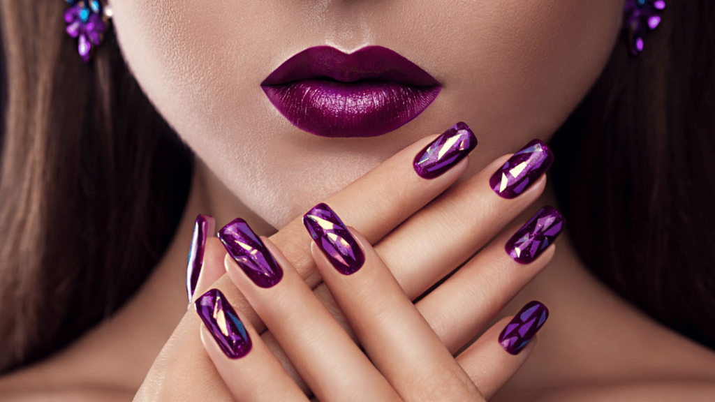 Diseños de uñas con elementos metálicos y brillantes