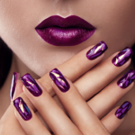 Diseños de uñas con elementos metálicos y brillantes