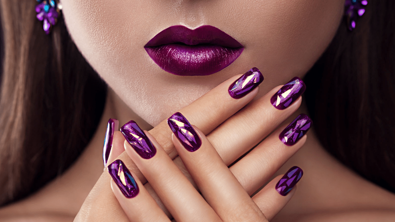 Diseños de uñas con elementos metálicos y brillantes