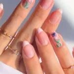 Diseños de uñas con esmalte metalizado para un look moderno