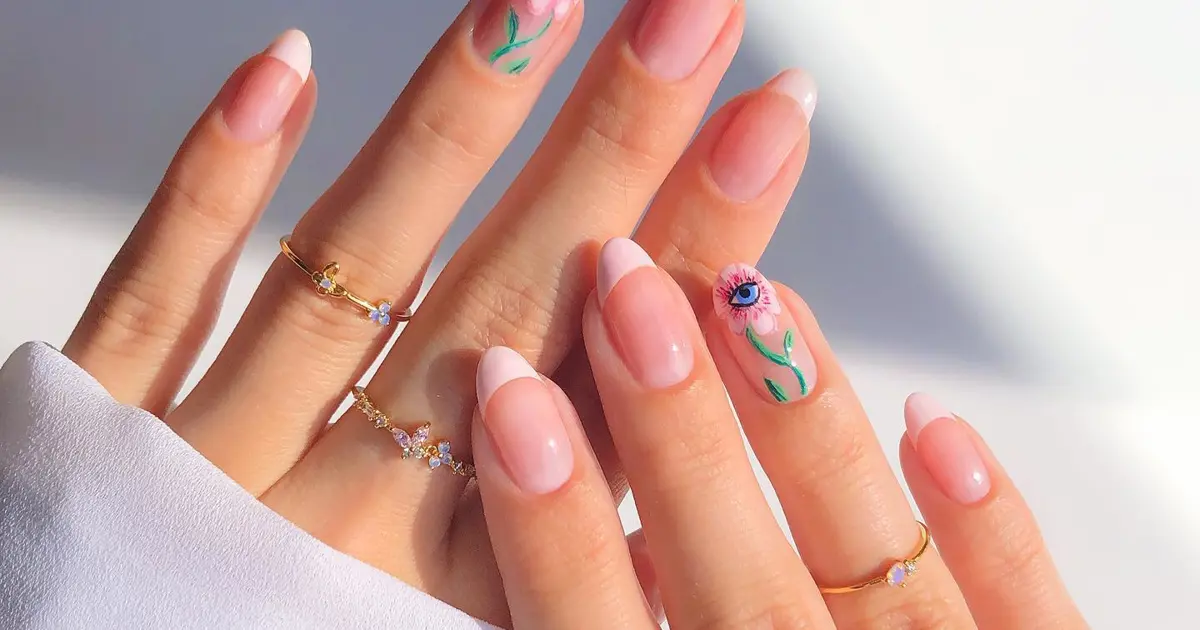 Diseños de uñas con esmalte metalizado para un look moderno
