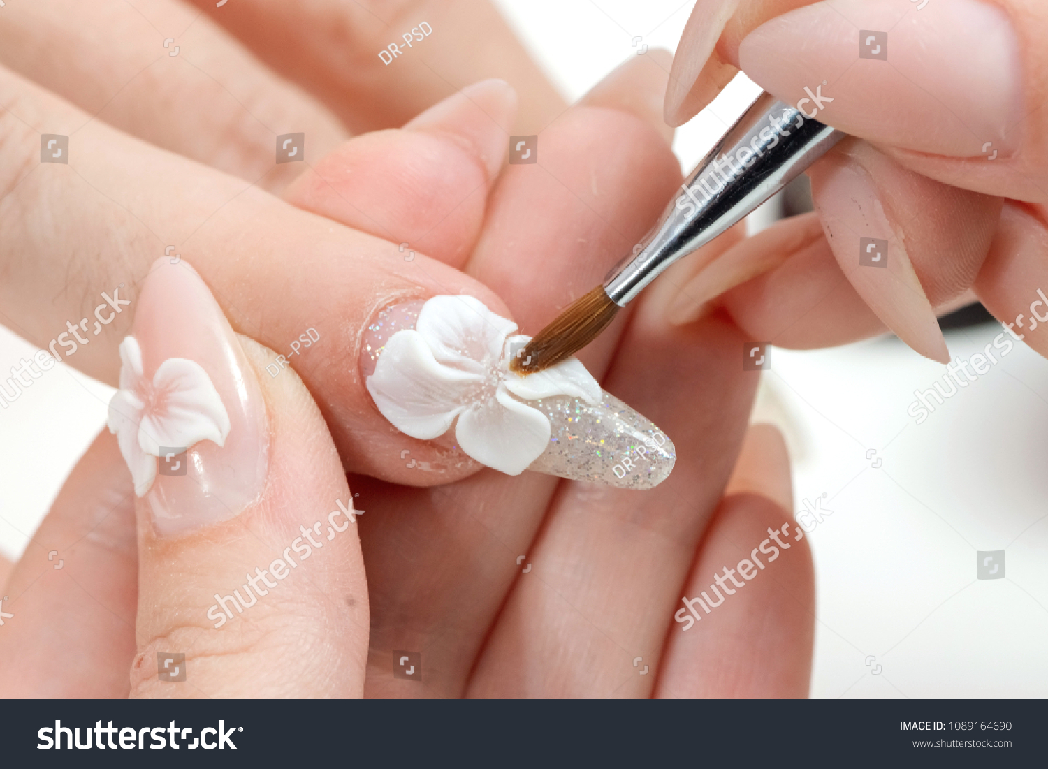 Diseños de uñas en 3D con motivos florales: La belleza de la naturaleza en tus manos