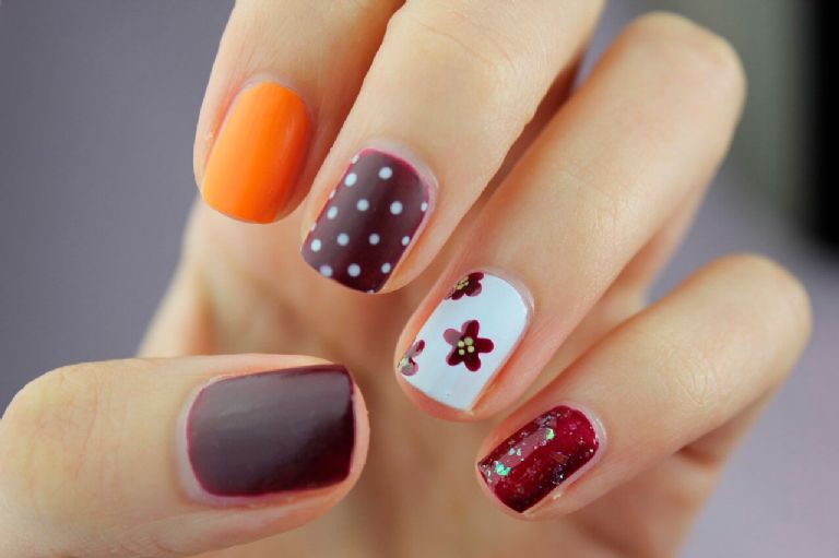 Diseños de uñas en 3D minimalistas y elegantes: Sencillez con estilo