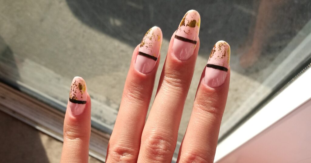 Diseños de uñas en tonos neón: una explosión de color