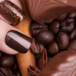 Diseños de uñas en tonos tierra: elegancia natural