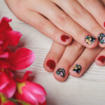 Diseños de uñas inspirados en la naturaleza: flores, hojas, etc.