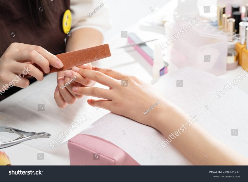 Diseños de uñas naturales con efecto mármol: sofisticación en tus manos