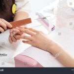 Diseños de uñas naturales con efecto mármol: sofisticación en tus manos