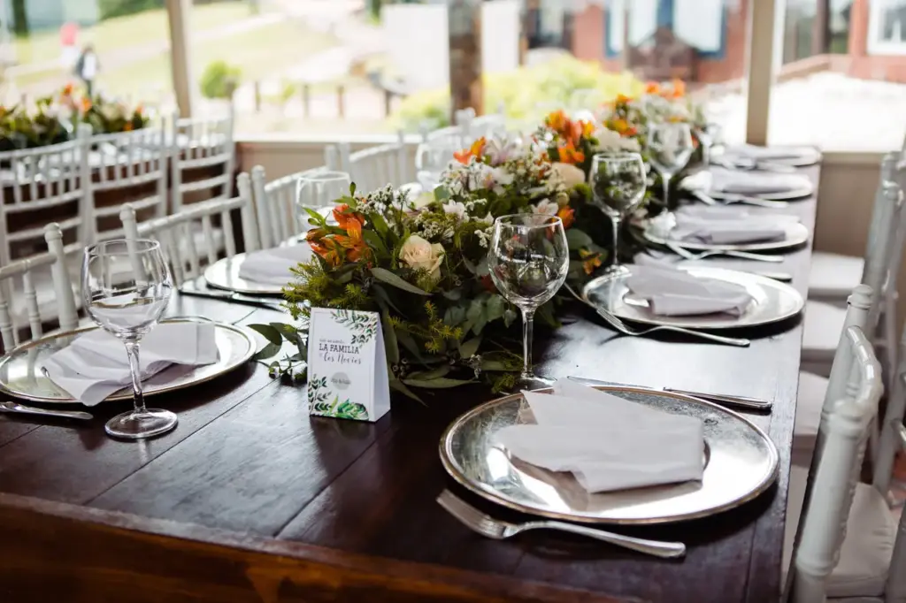 Diseños de uñas para reuniones familiares: tradición y estilo en tus manos