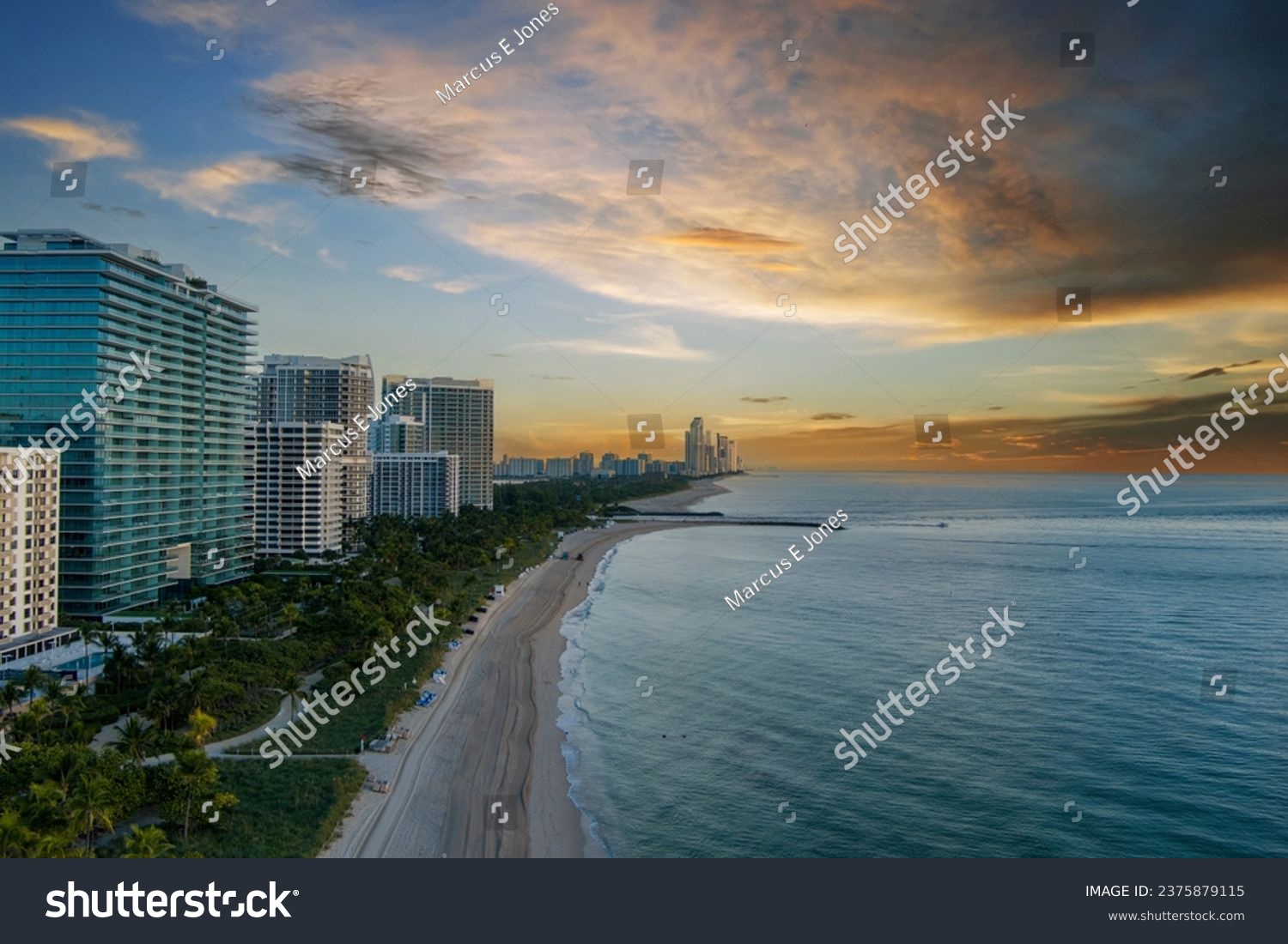 Diseños de uñas que te transportarán a la playa
