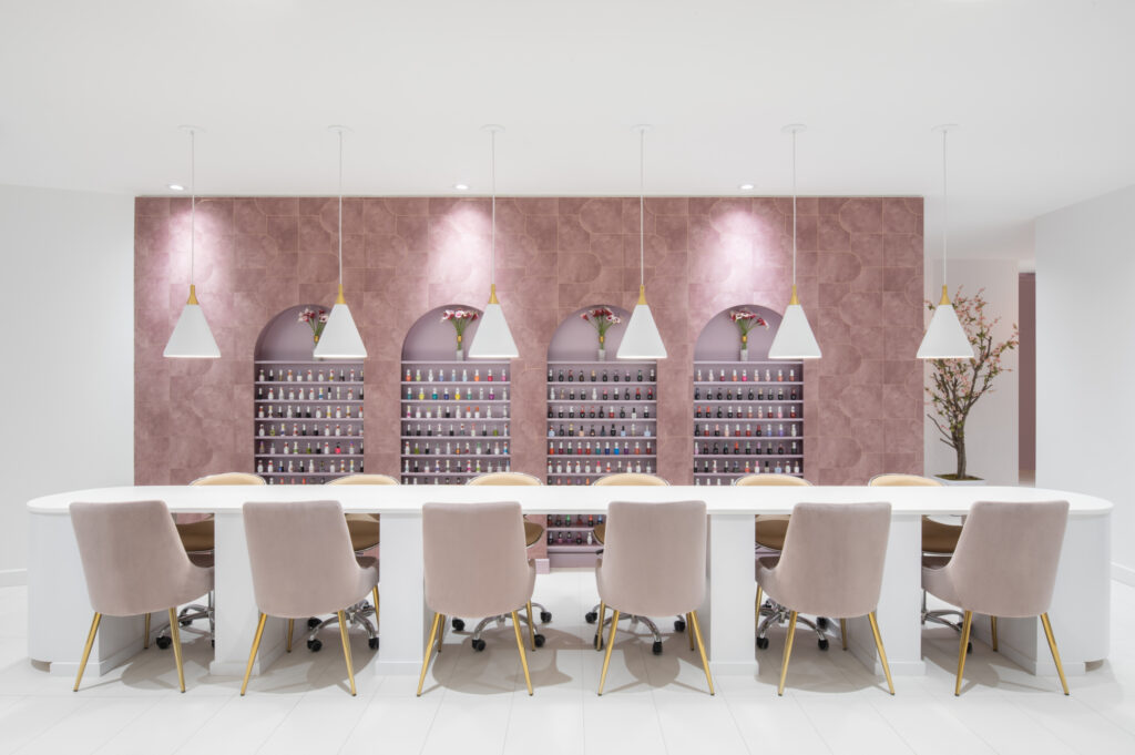 Efecto carbono en uñas: una manicura con mucho estilo