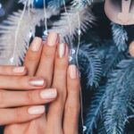 Efecto copo de nieve en uñas: diseños invernales y festivos