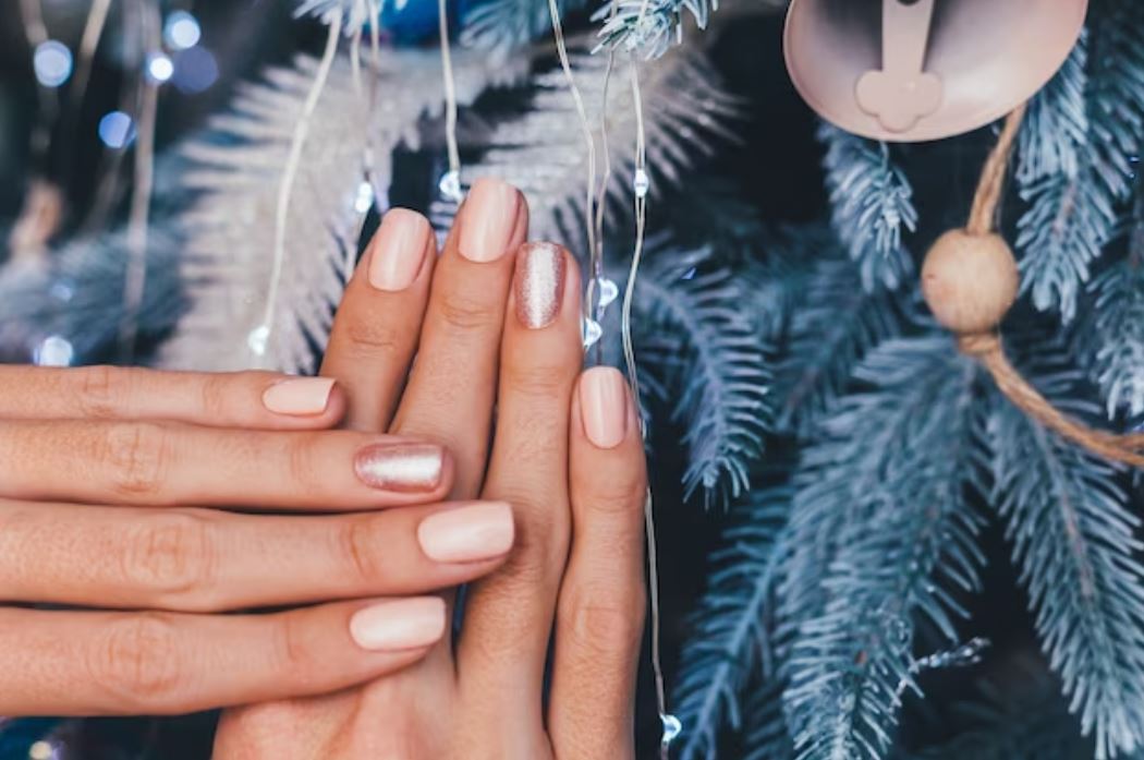 Efecto copo de nieve en uñas: diseños invernales y festivos