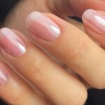 Efecto decorativo en uñas acrílicas con foil: brillo y estilo instantáneo