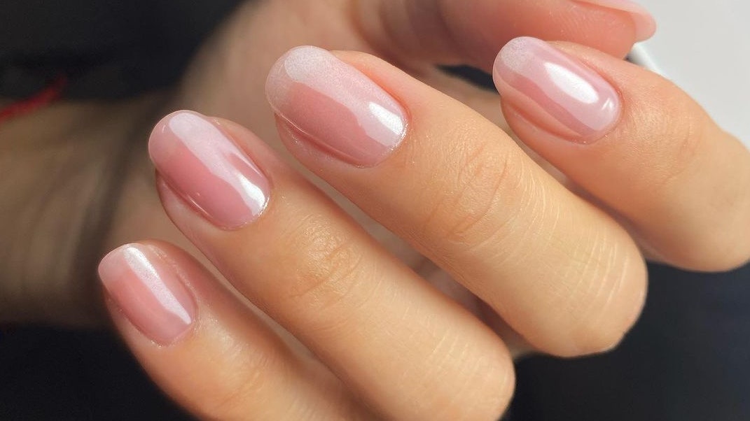 Efecto decorativo en uñas acrílicas con foil: brillo y estilo instantáneo