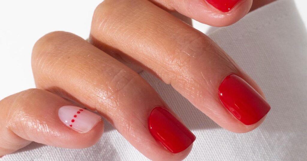 Efecto metálico mate en uñas: sofisticación y originalidad