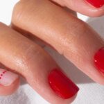 Efecto metálico mate en uñas: sofisticación y originalidad