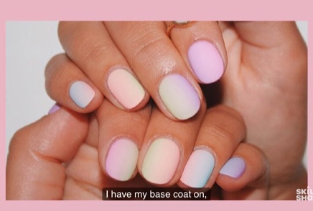 Efecto papel rasgado en uñas: diseños creativos y atrevidos