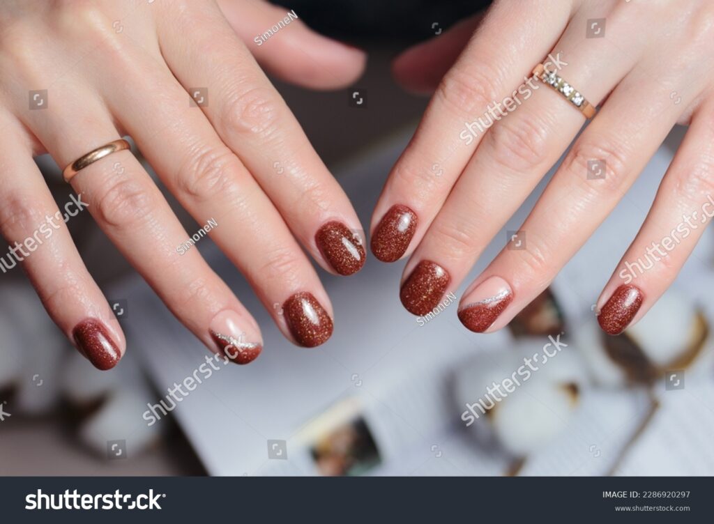 Efecto teñido en uñas: diseños abstractos y coloridos