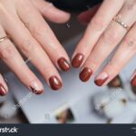 Efecto teñido en uñas: diseños abstractos y coloridos