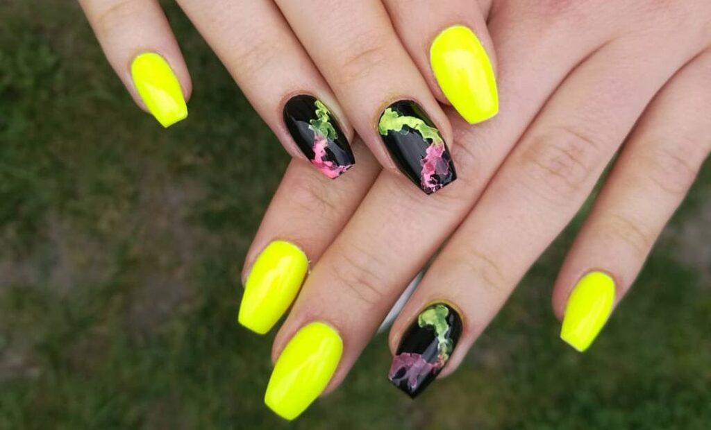 El arte de las uñas en tonos metálicos