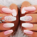 Explora las posibilidades del color rojo en tus uñas