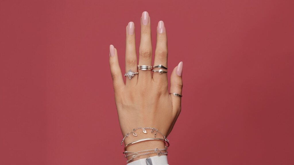 Uñas minimalistas con accesorios sencillos.
