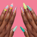 Uñas decoradas con combinaciones de tonos pastel y colores vivos.