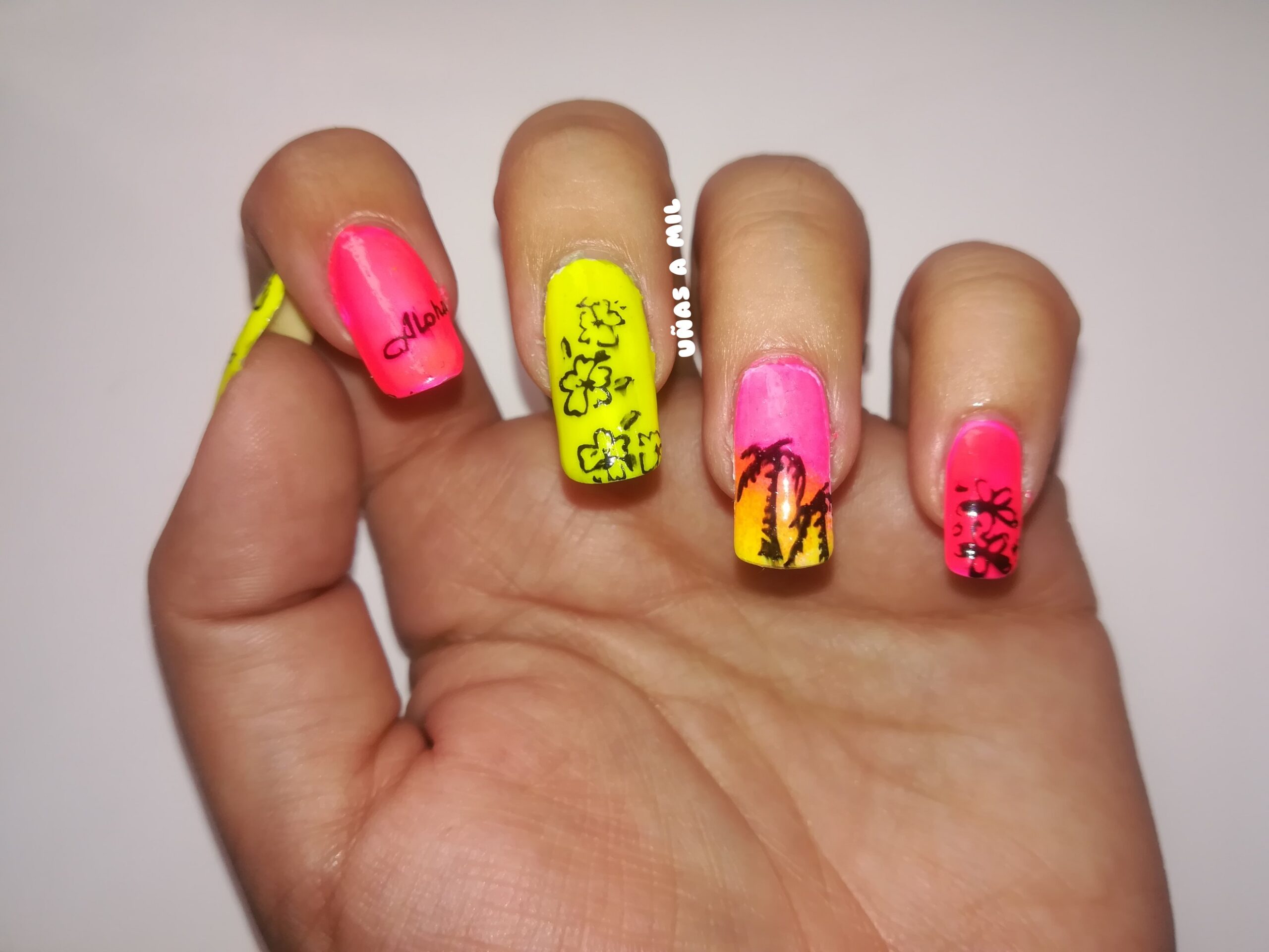 Ideas de manicura con un toque tropical para el verano
