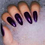 Ideas de nail art con colores metálicos para un look audaz